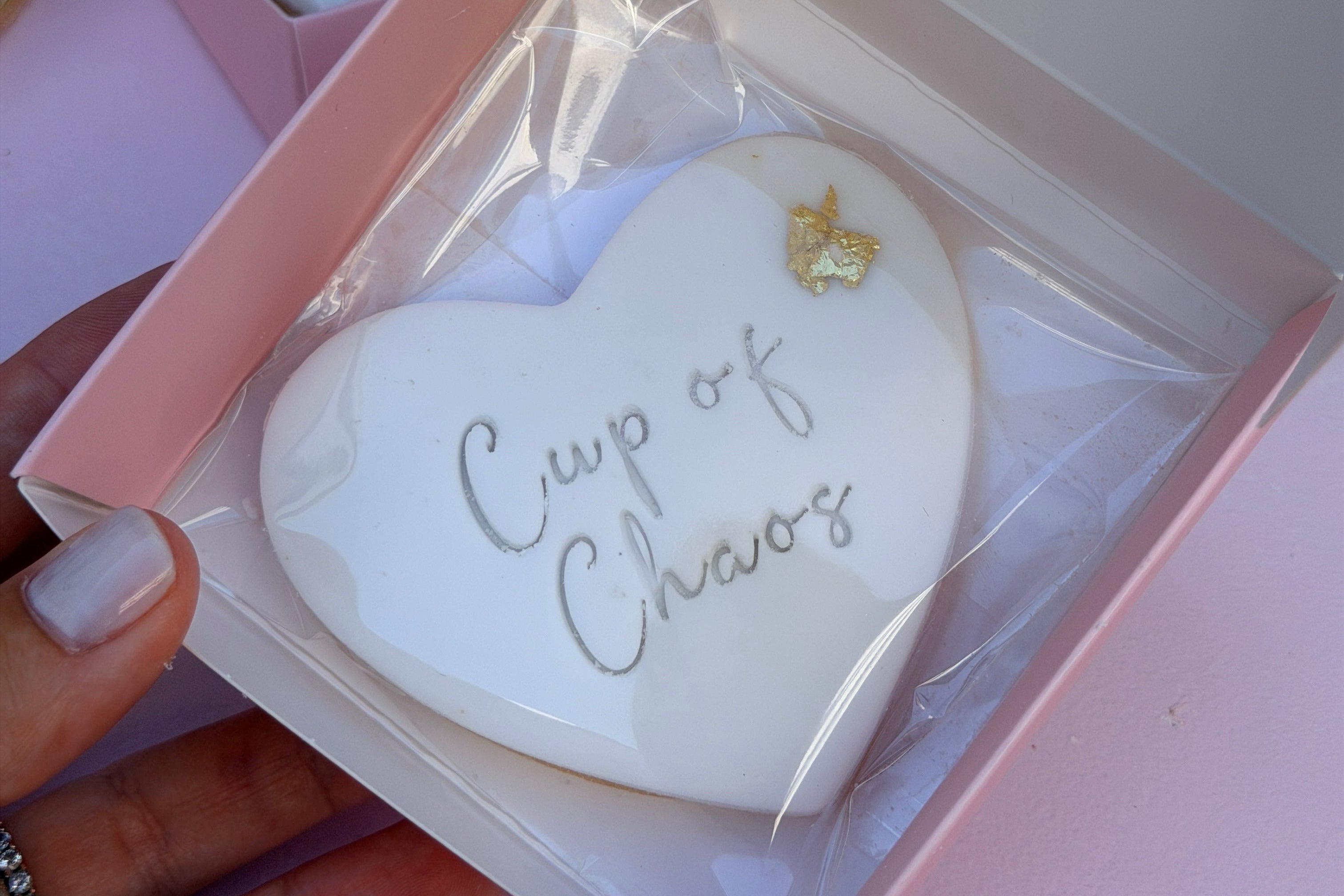 Ein Fondantkeks in Herzform in einer rosanen Box verpackt von Goldzucker in Ostfildern bei Stuttgart