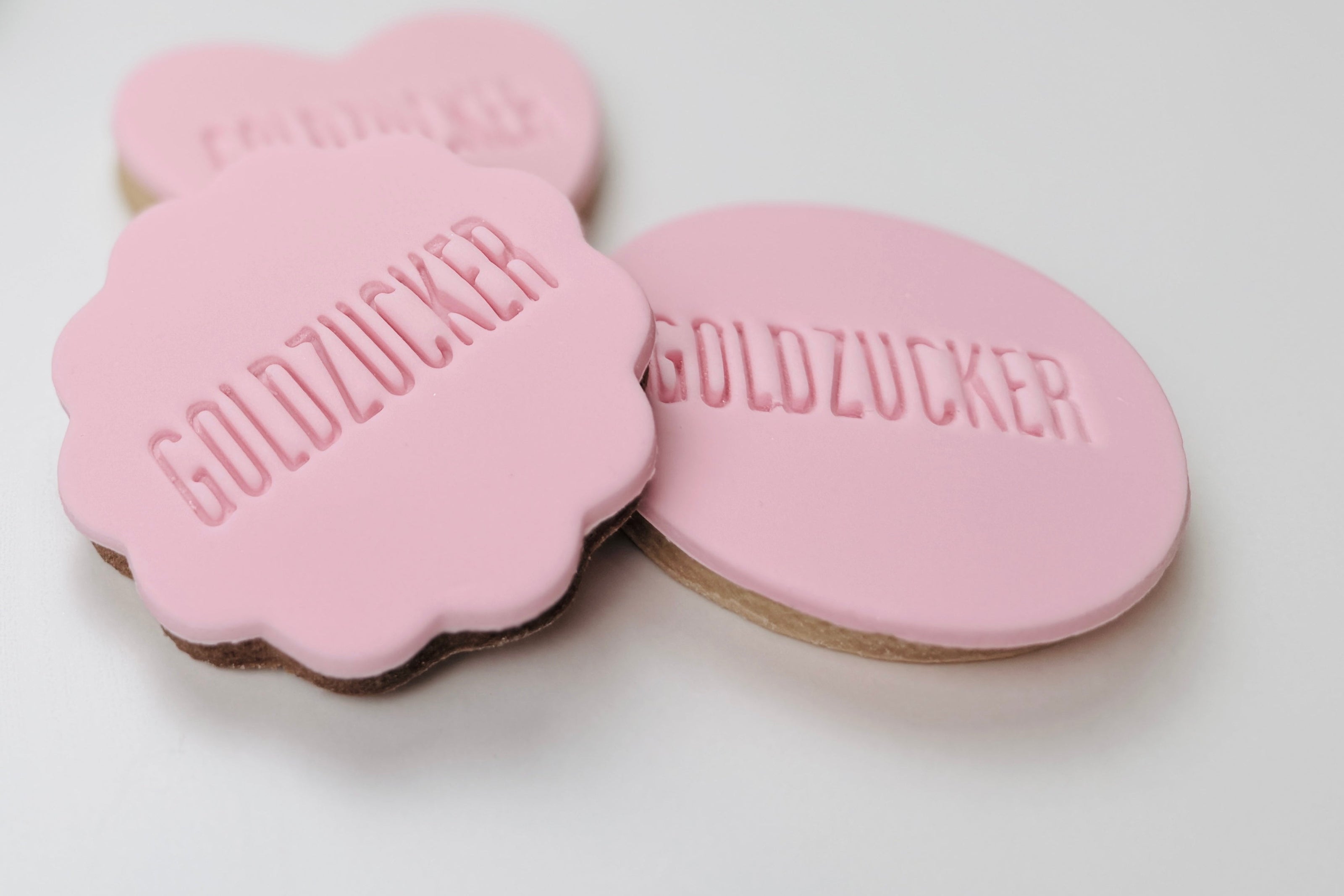 Drei Kekse in unterschiedlichen Formen von Goldzucker in Ostfildern bei Stuttgart