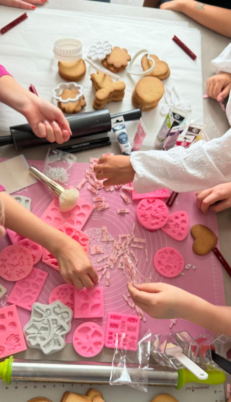 Eine Gruppe an Kindern verziert auf einem Kindergeburtstag Kekse in einem Workshop von Goldzucker in Ostfildern bei Stuttgart